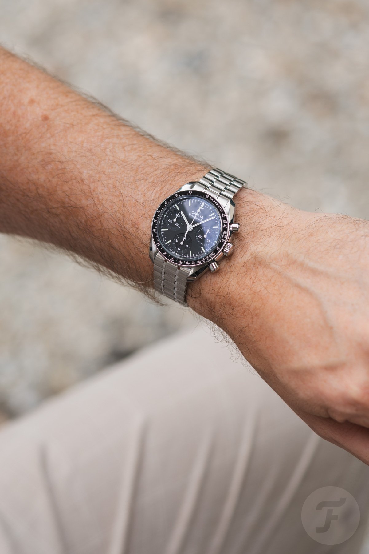 Omega Speedmaster Reduced 324.30.38.50.01.002 on wrist