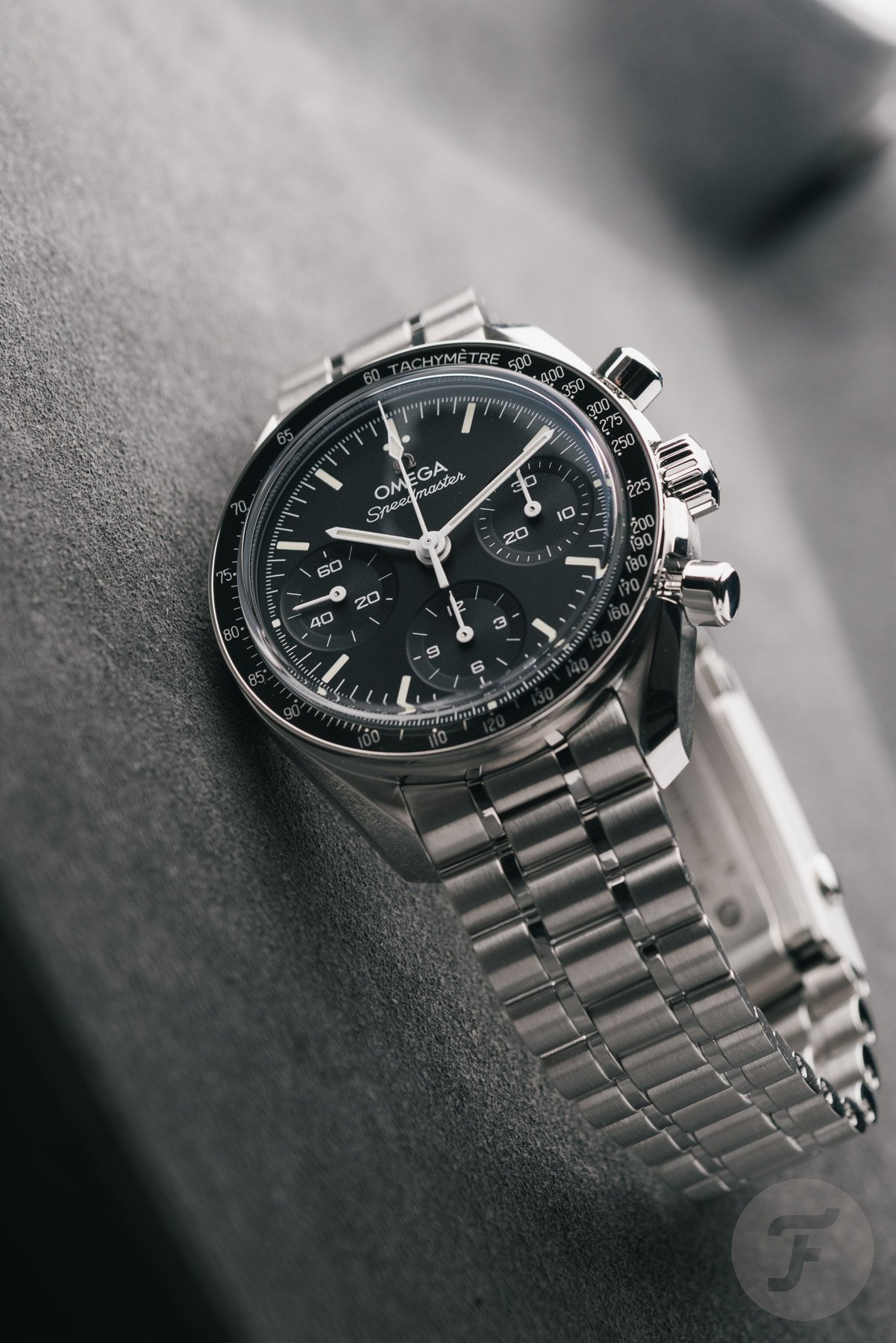 Omega Speedmaster Reduced 324.30.38.50.01.002 on its side, crown up