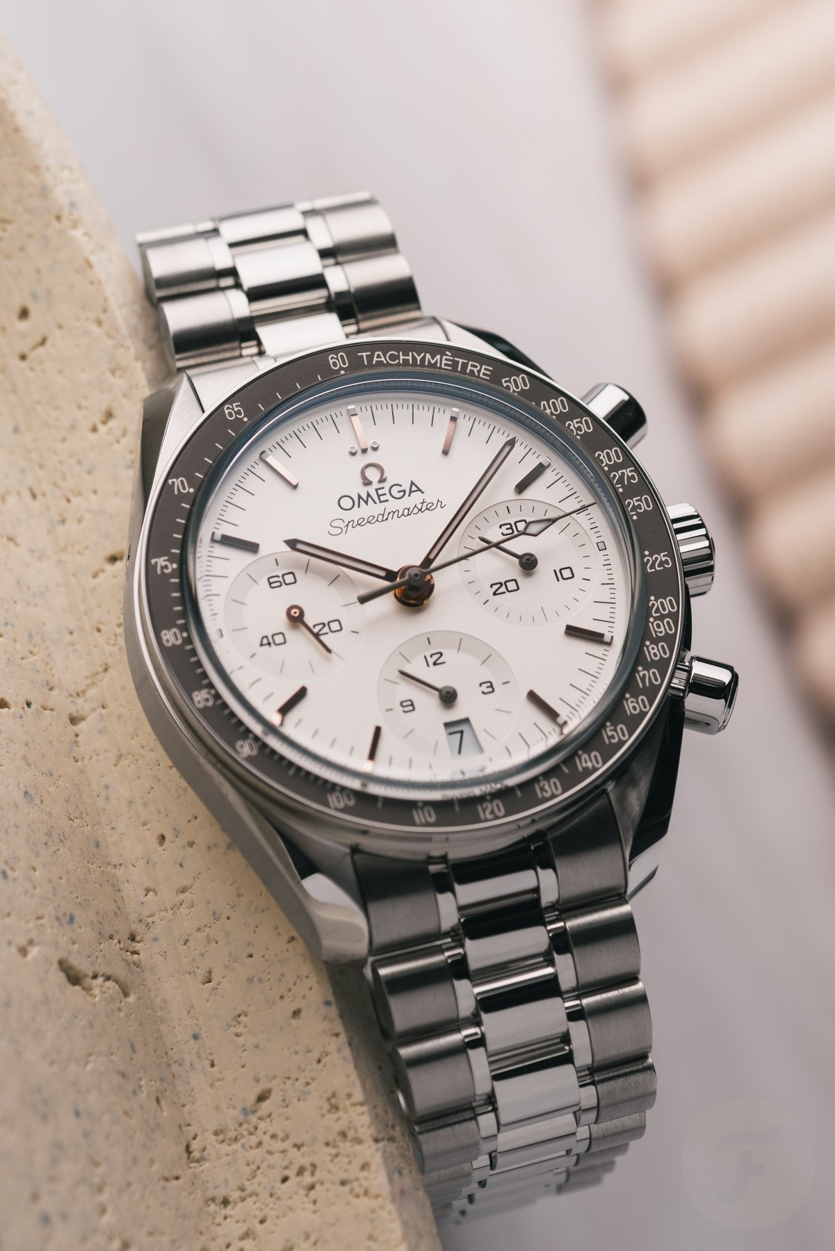 Omega Speedmaster Reduced 324.30.38.50.02.003 on its side