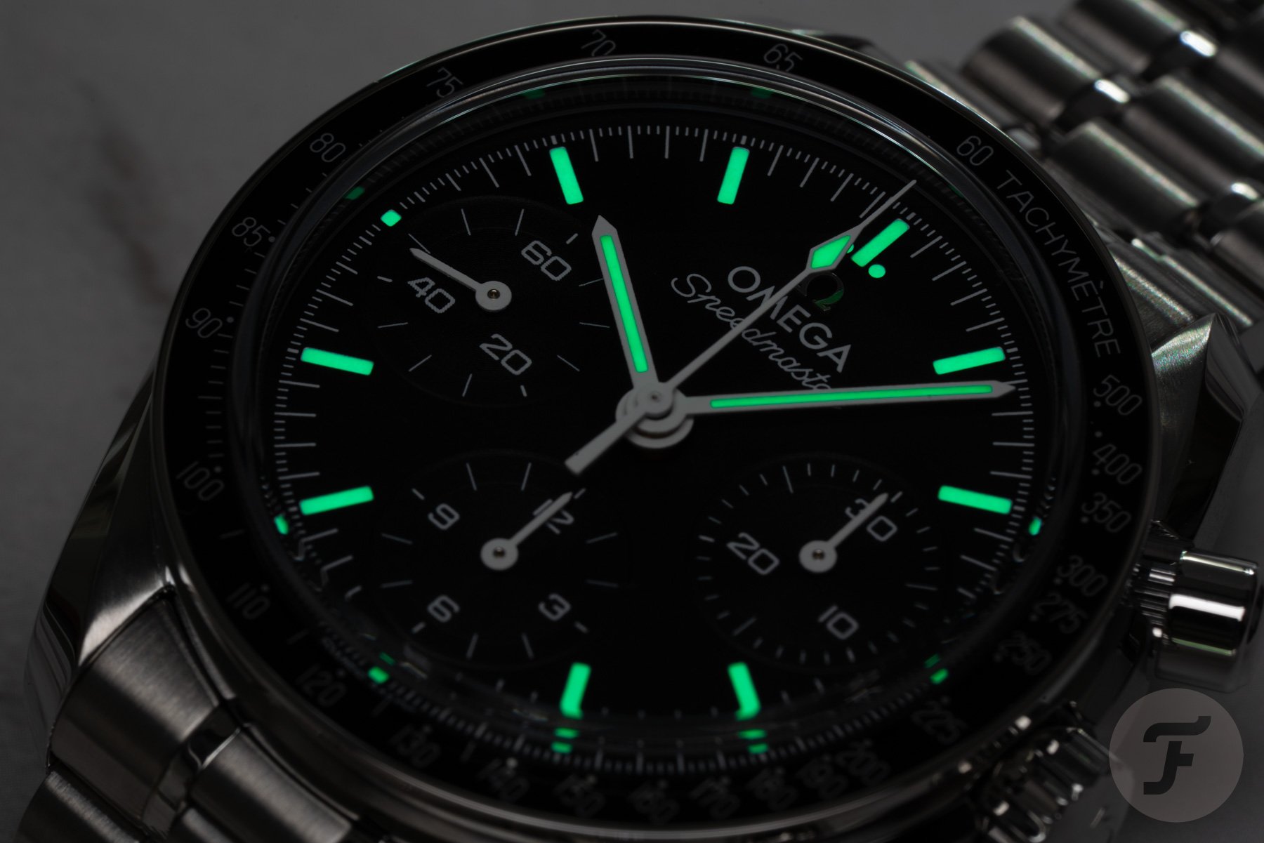Omega Speedmaster 38 mm 324.30.38.50.01.002 lume shot