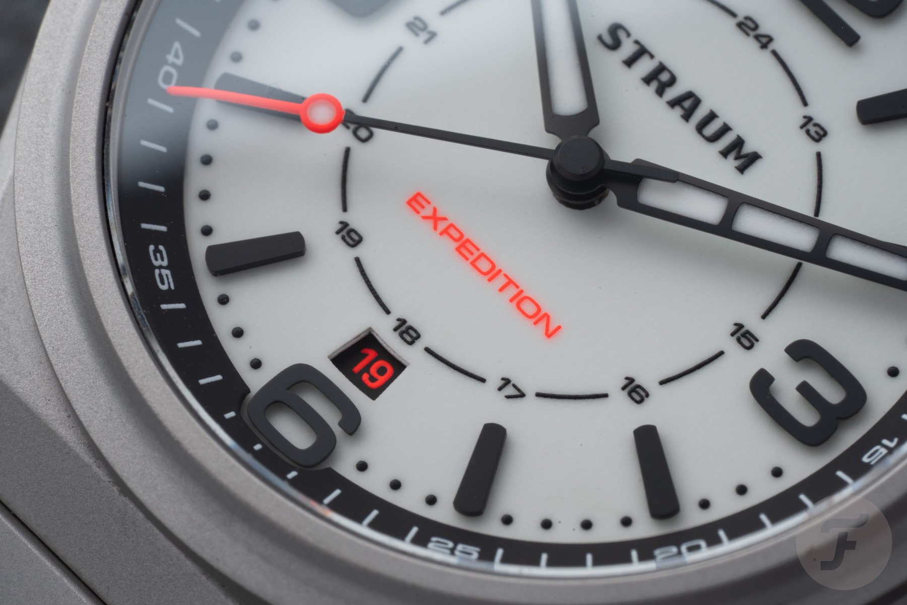 lume-dial Straum Expedition macro shot