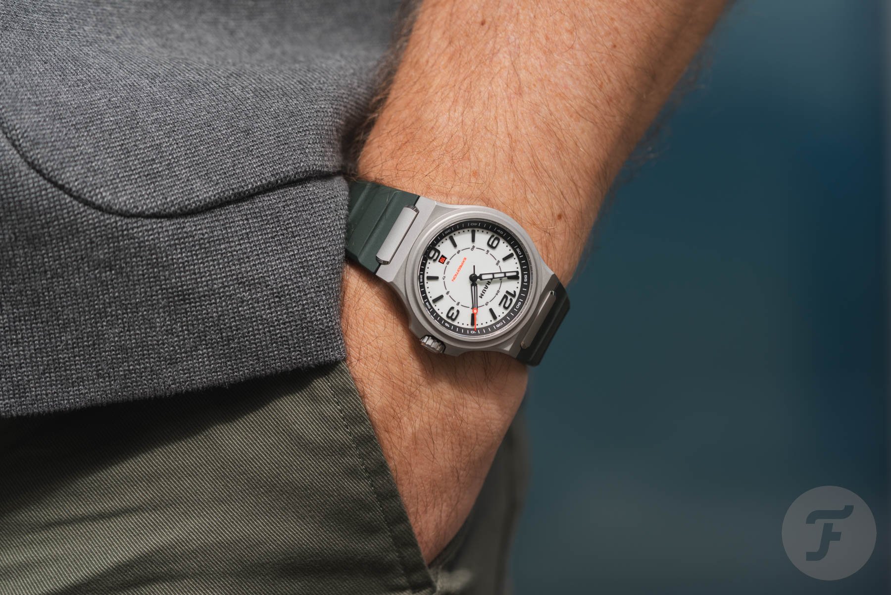 lume-dial Straum Expedition pocket shot
