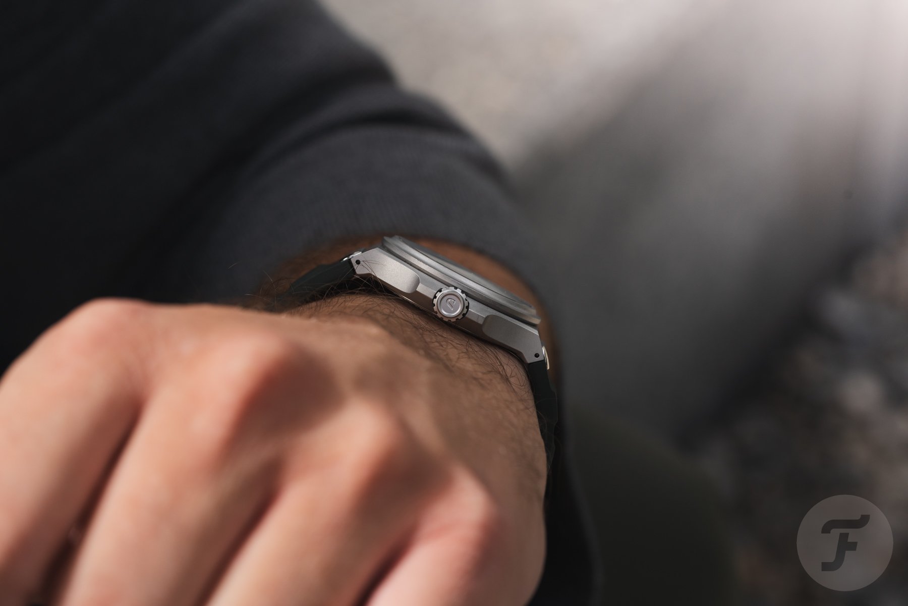 Straum Expedition on-wrist profile shot