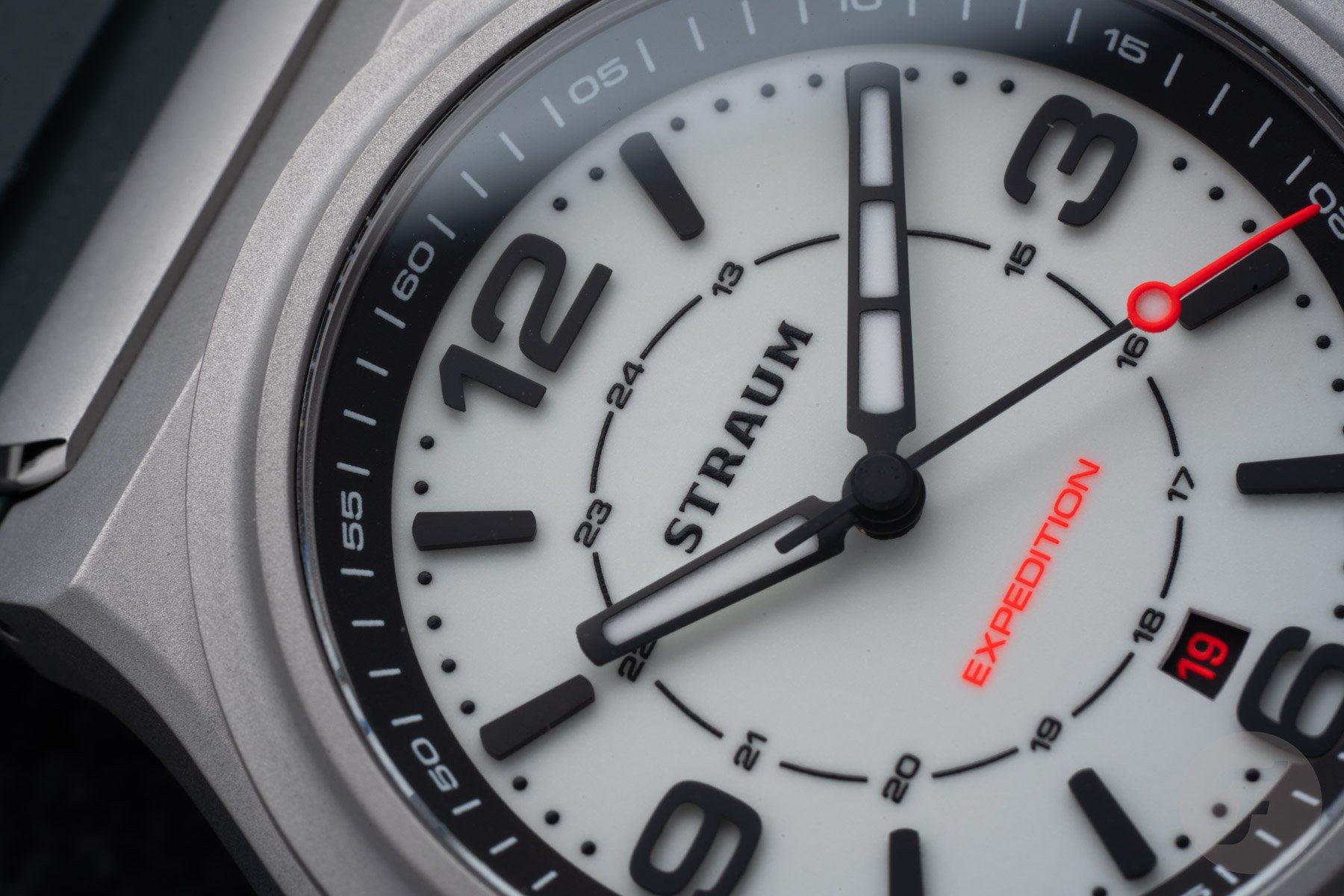 lume-dial Straum Expedition up close