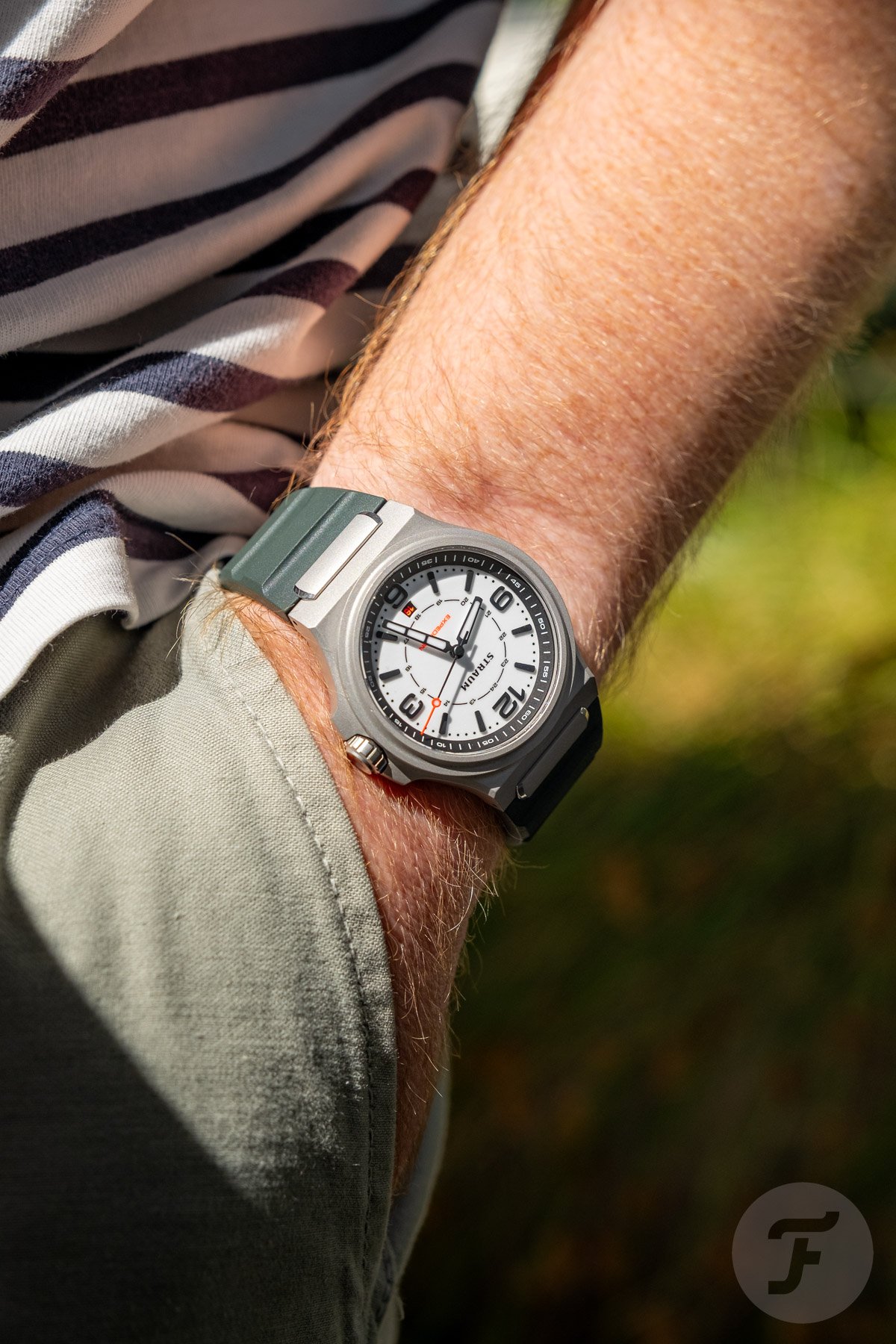 lume-dial Straum Expedition pocket shot