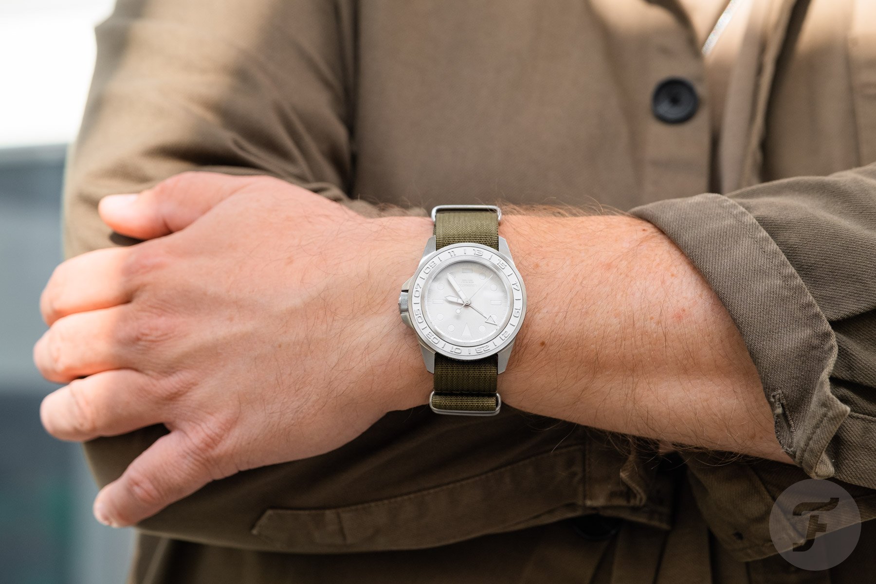 Unimatic Modello Uno GMT Impronte U1-GMT-AEG on wrist, arms crossed