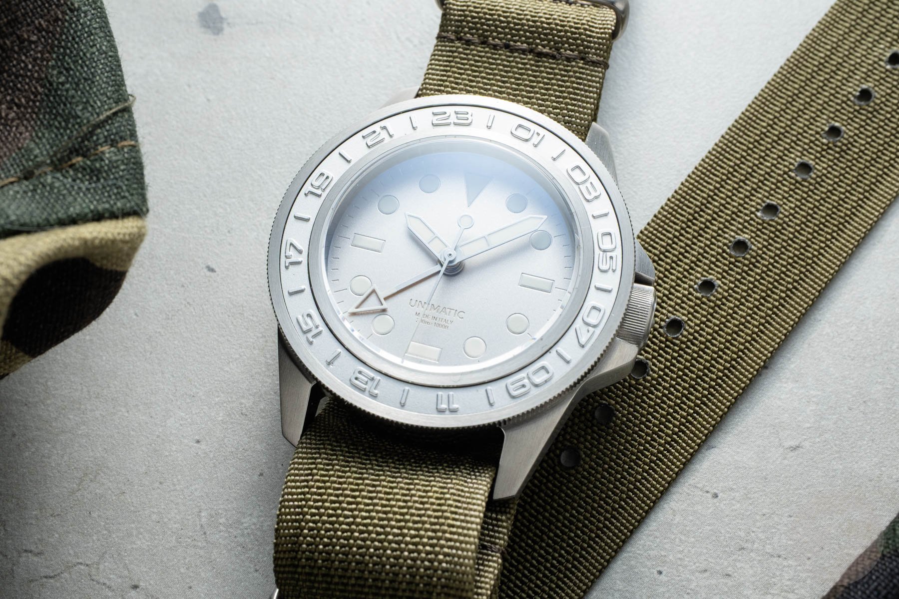 Unimatic Modello Uno GMT Impronte U1-GMT-AEG flat-lay close-up