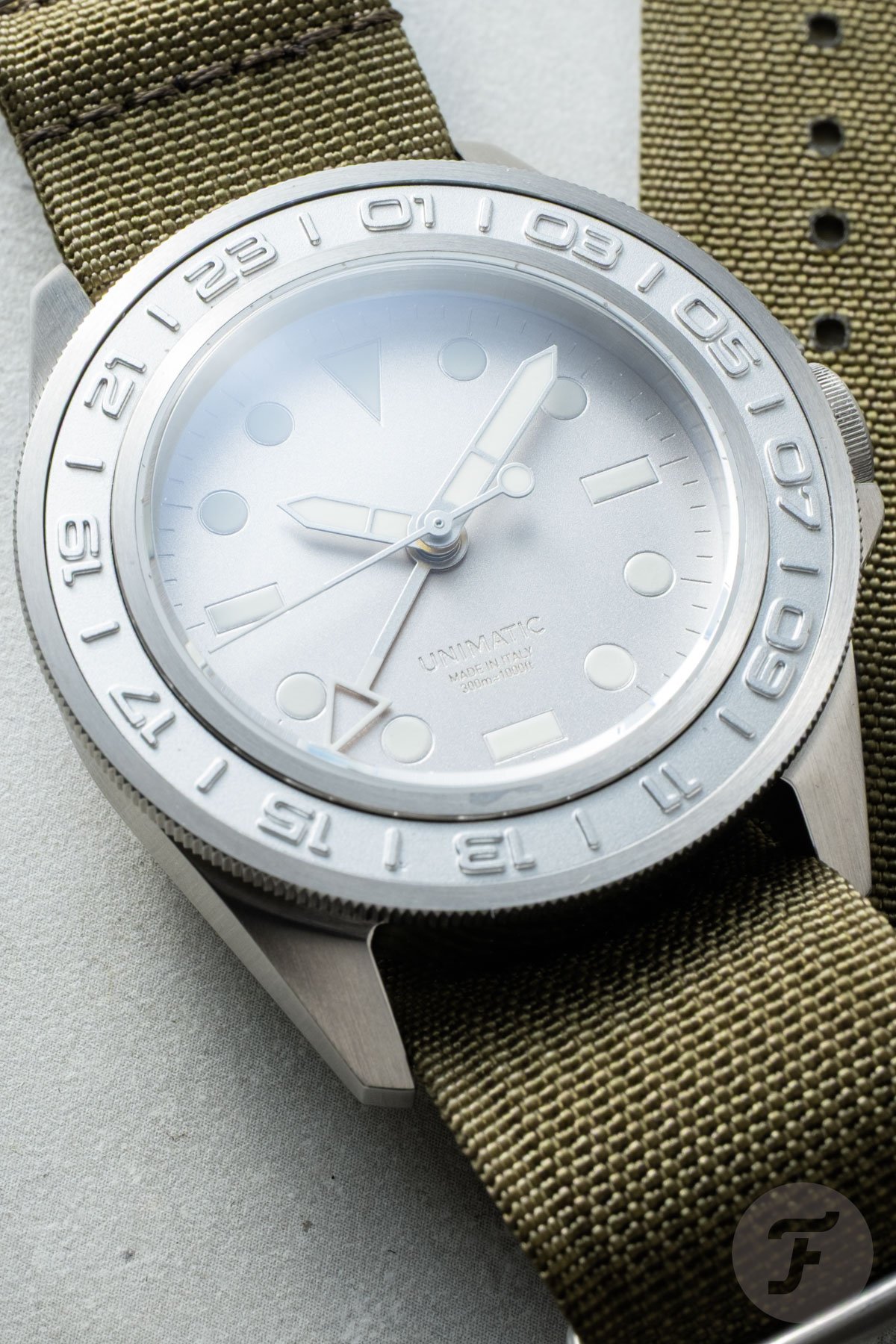 Unimatic Modello Uno GMT Impronte U1-GMT-AEG flat-lay close-up