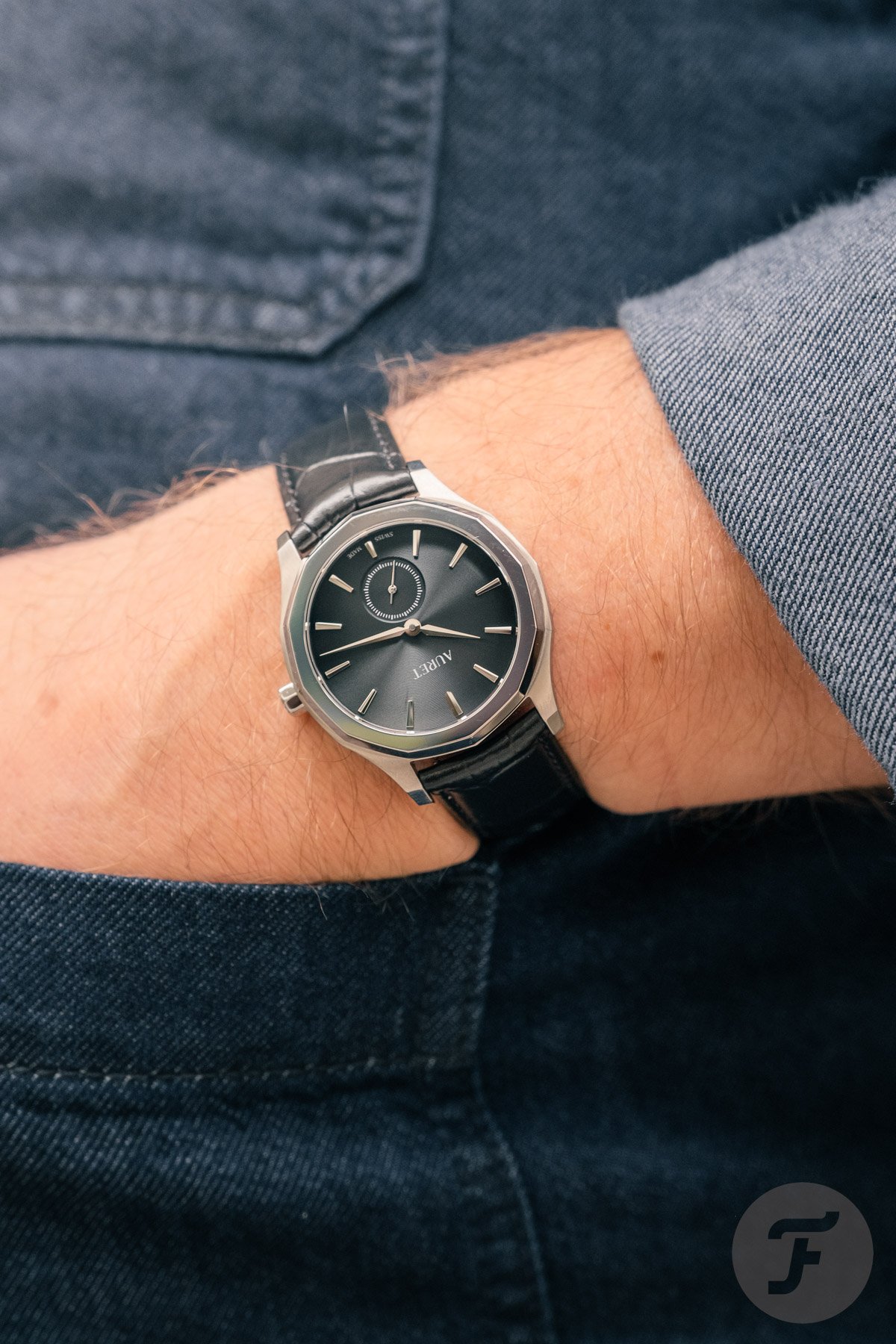 black-dial Auret Mederi pocket shot