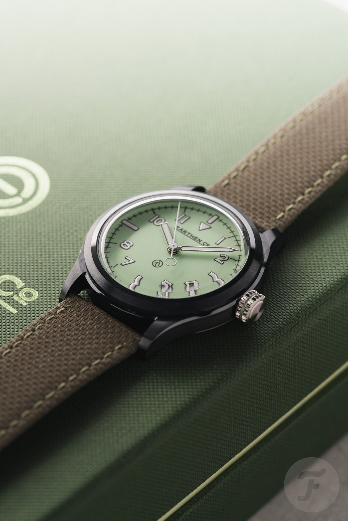 Earthen Co. Summit MK II Glade flat-lay on packaging