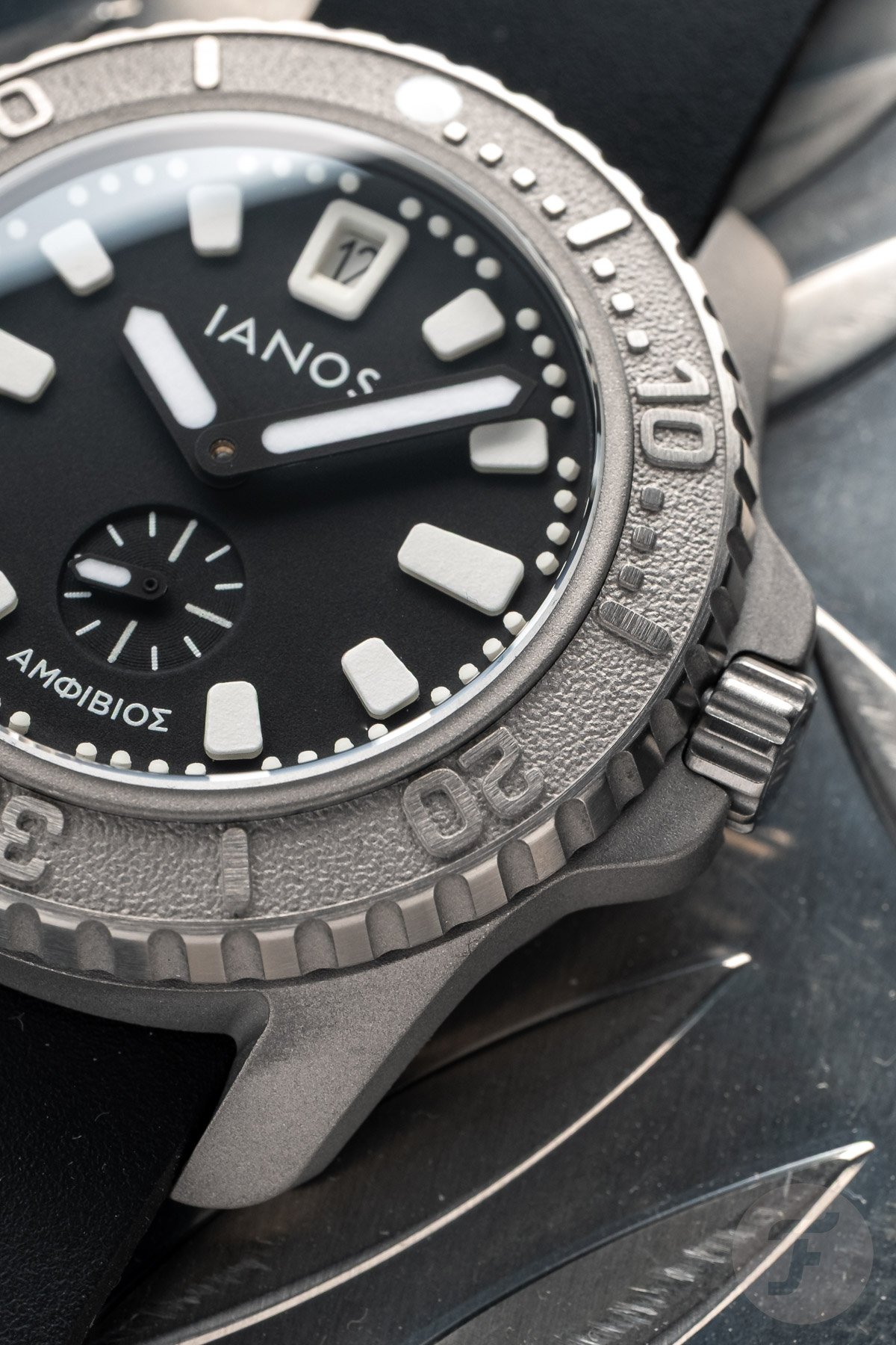 Ianos Amfivios bezel detail
