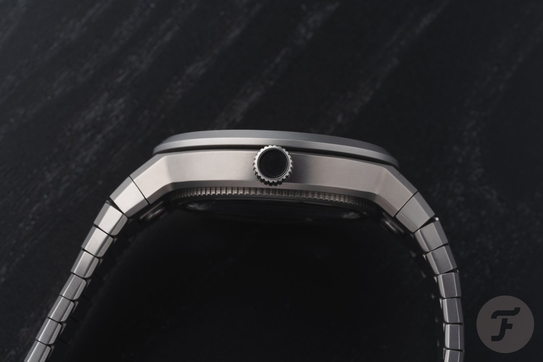 Leica ZM 11 Titanium Coffee Black case profile, crown side