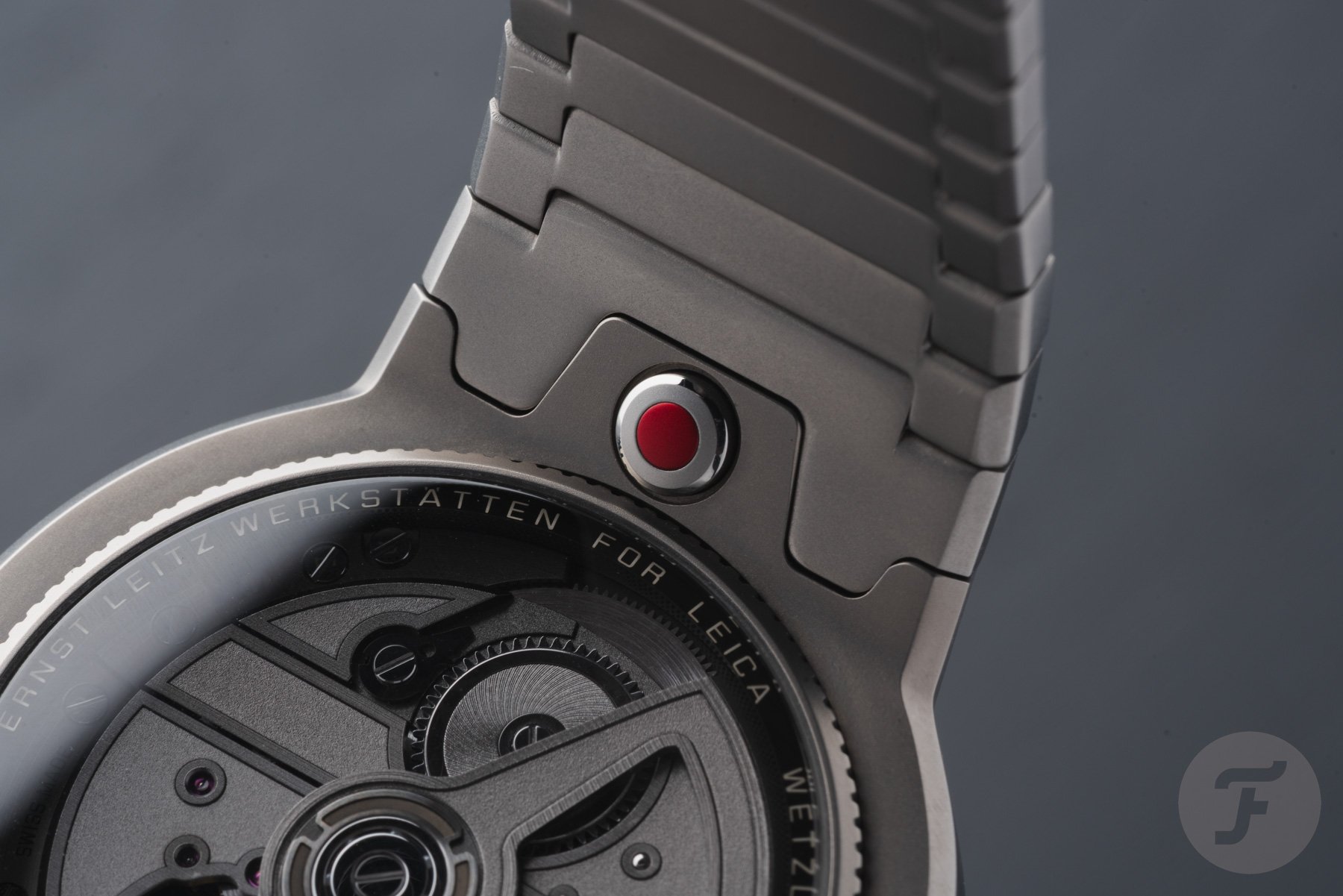Leica ZM 11 Titanium Coffee Black quick-release button