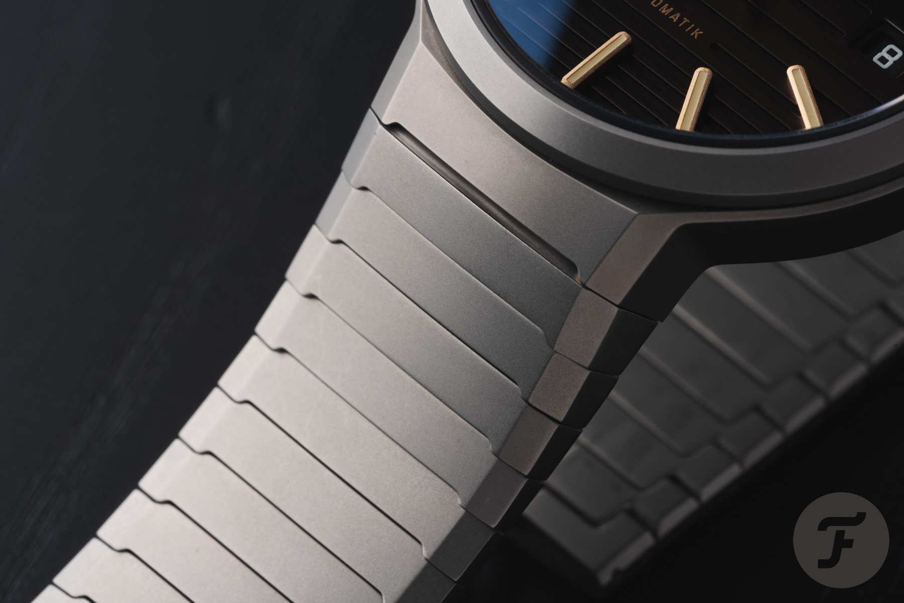 Leica ZM 11 Titanium Coffee Black bracelet
