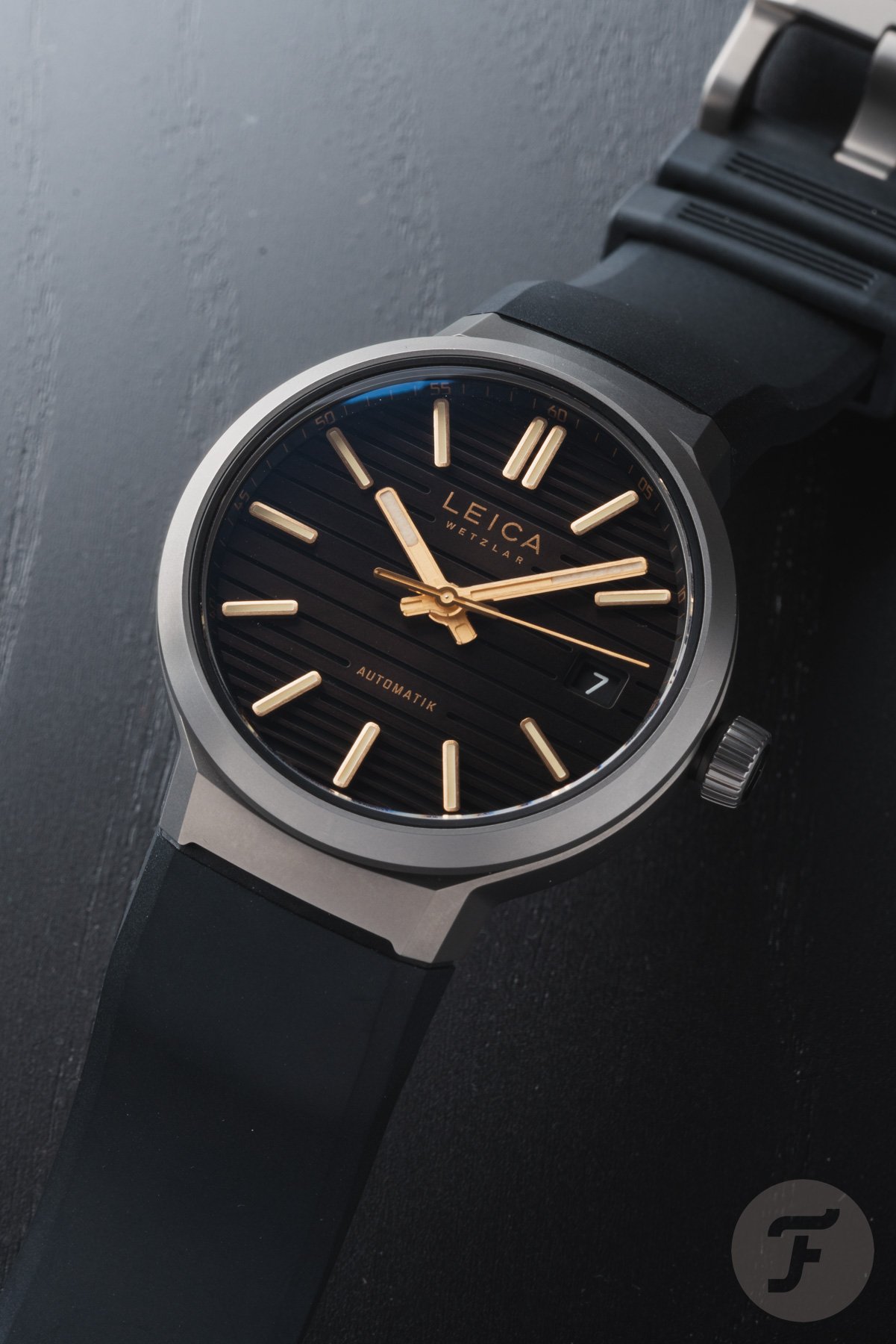 Leica ZM 11 Titanium Coffee Black on rubber strap