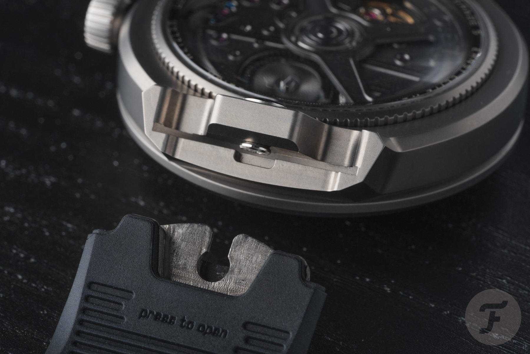 Leica ZM 11 Titanium Coffee Black quick-release mechanism