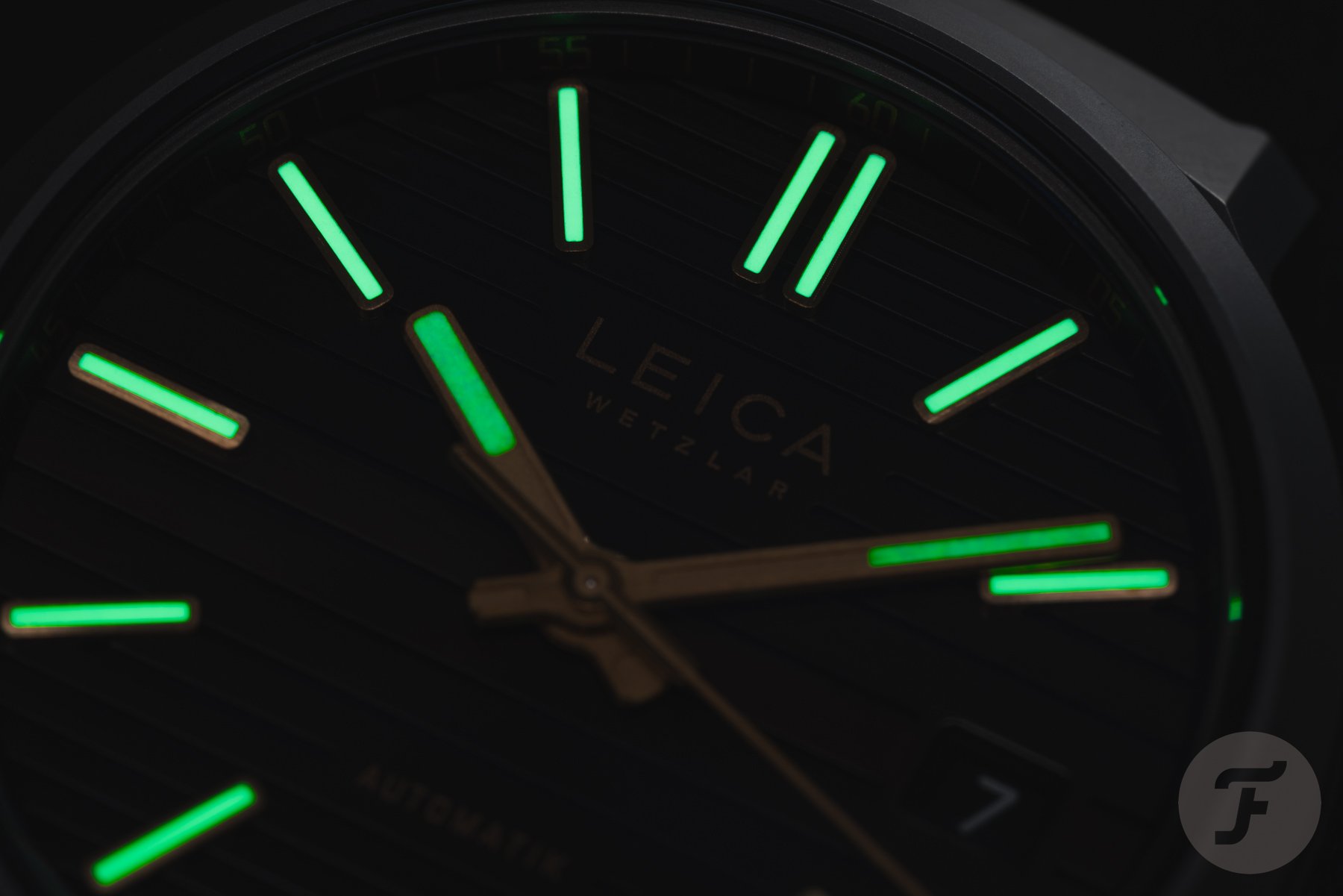 Leica ZM 11 Titanium Coffee Black up-close lume shot