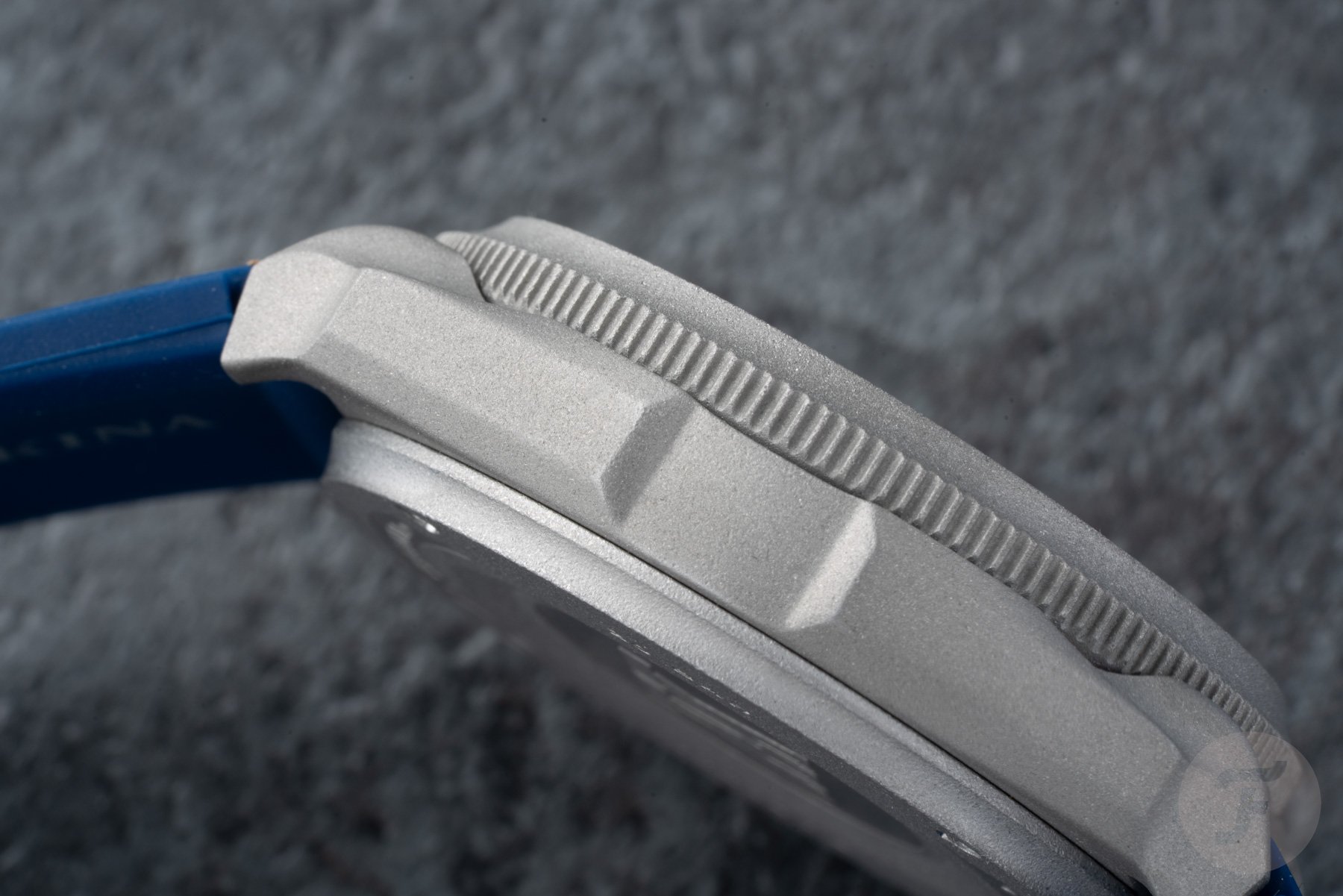 Makina Azazel_I GMT case side