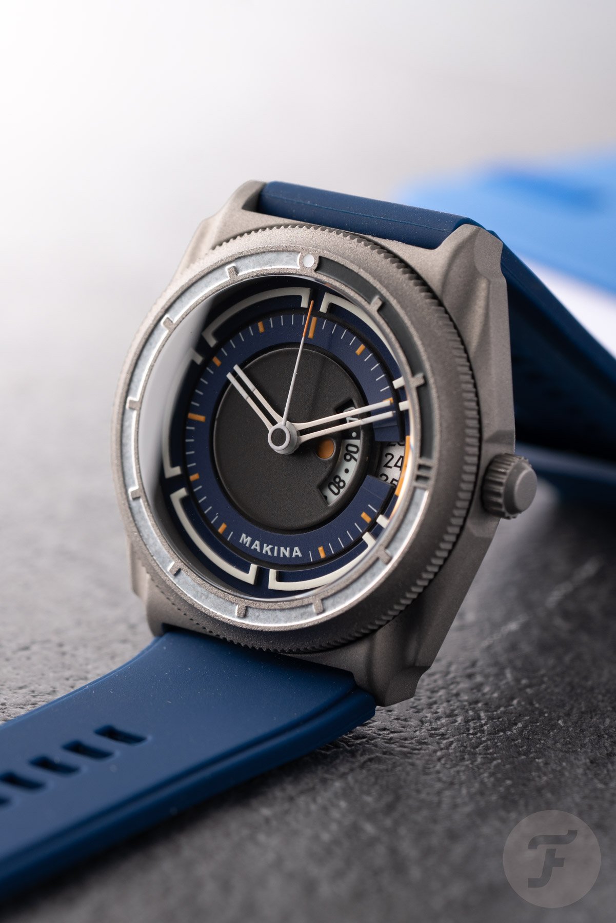 Makina Azazel_I GMT propped up with strap