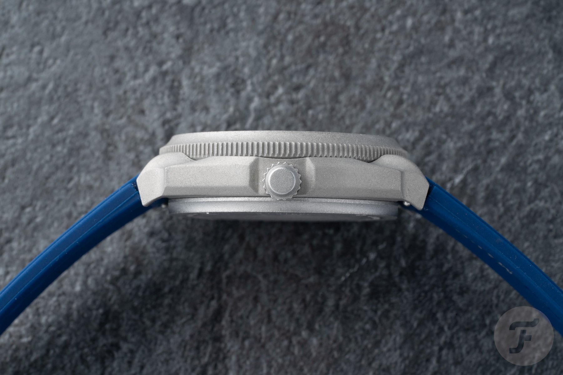 Makina Azazel_I GMT case profile, crown side