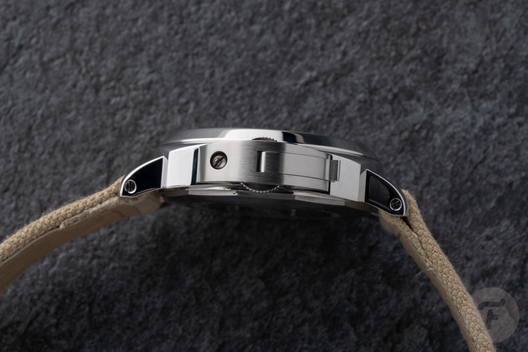 Panerai Luminor PAM01710 case profile, crown side