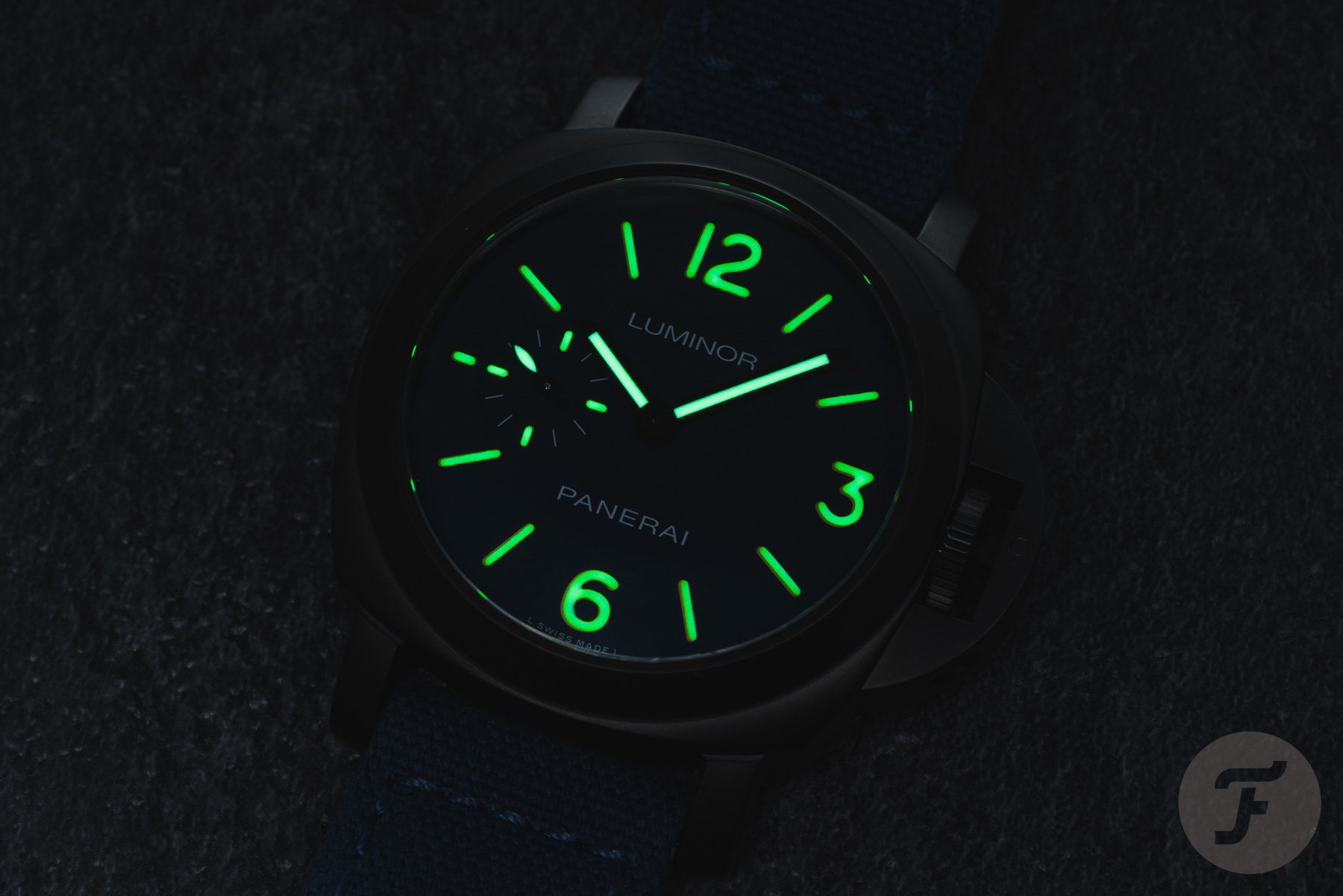 Panerai Luminor PAM01710 lume shot