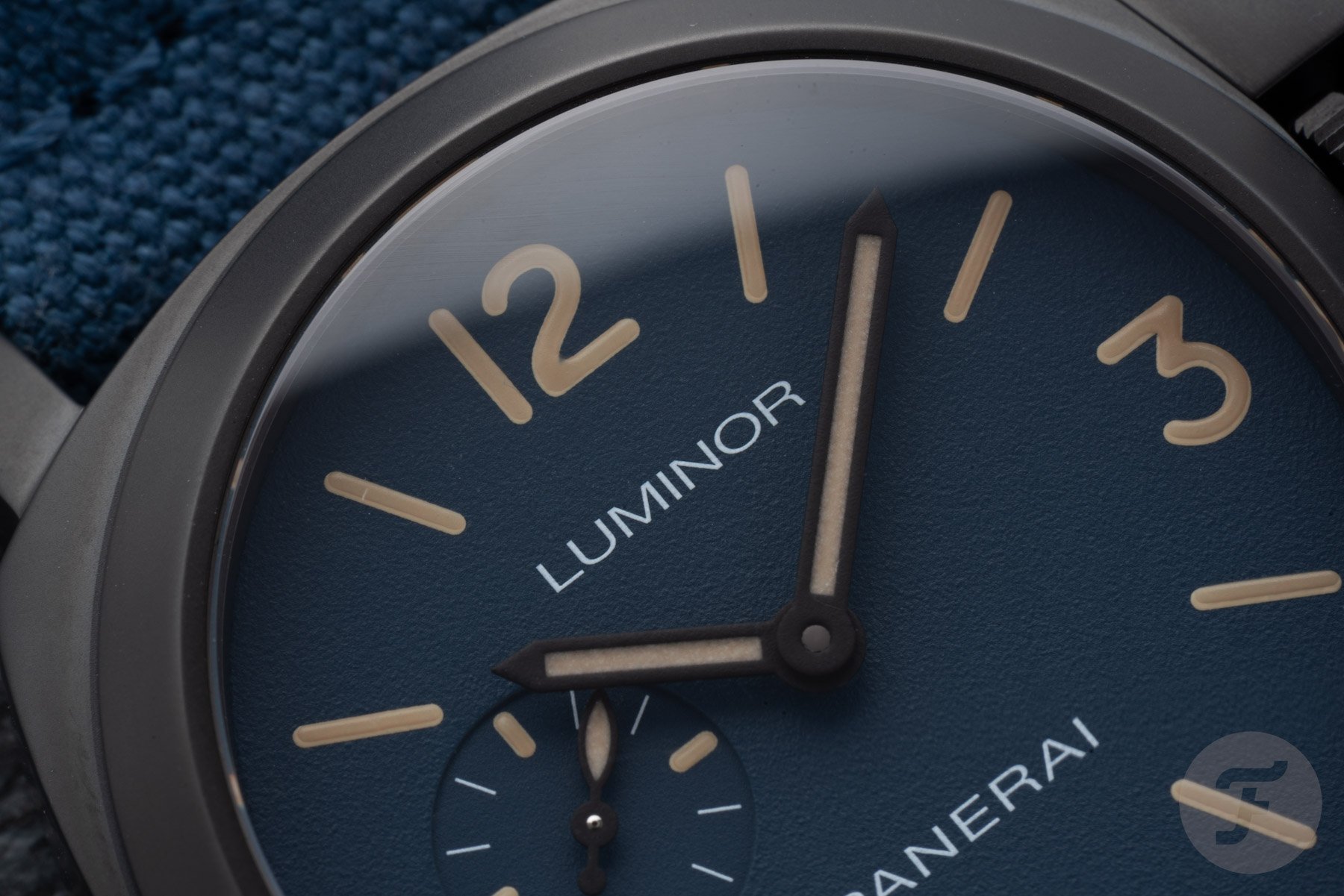 Panerai Luminor PAM01714 dial macro