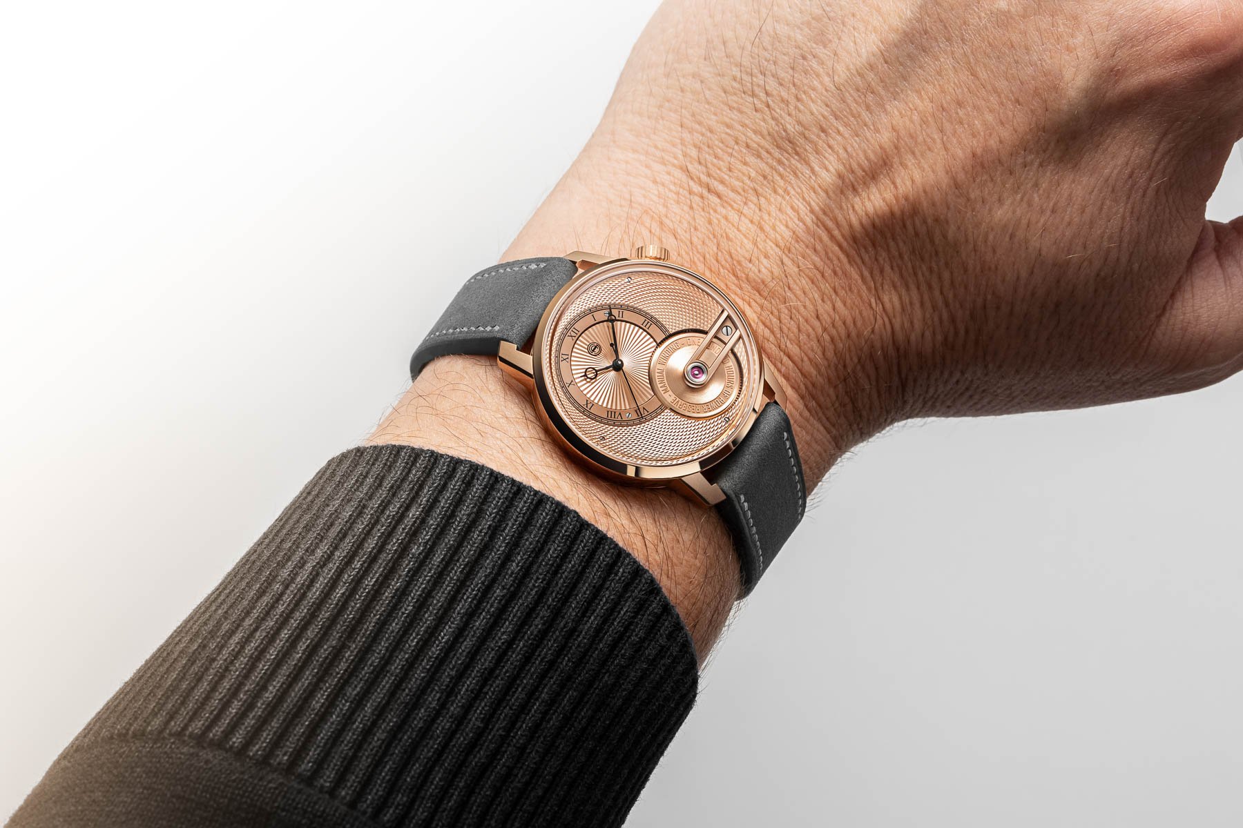 Armin Strom Tribute³ Au750 on wrist