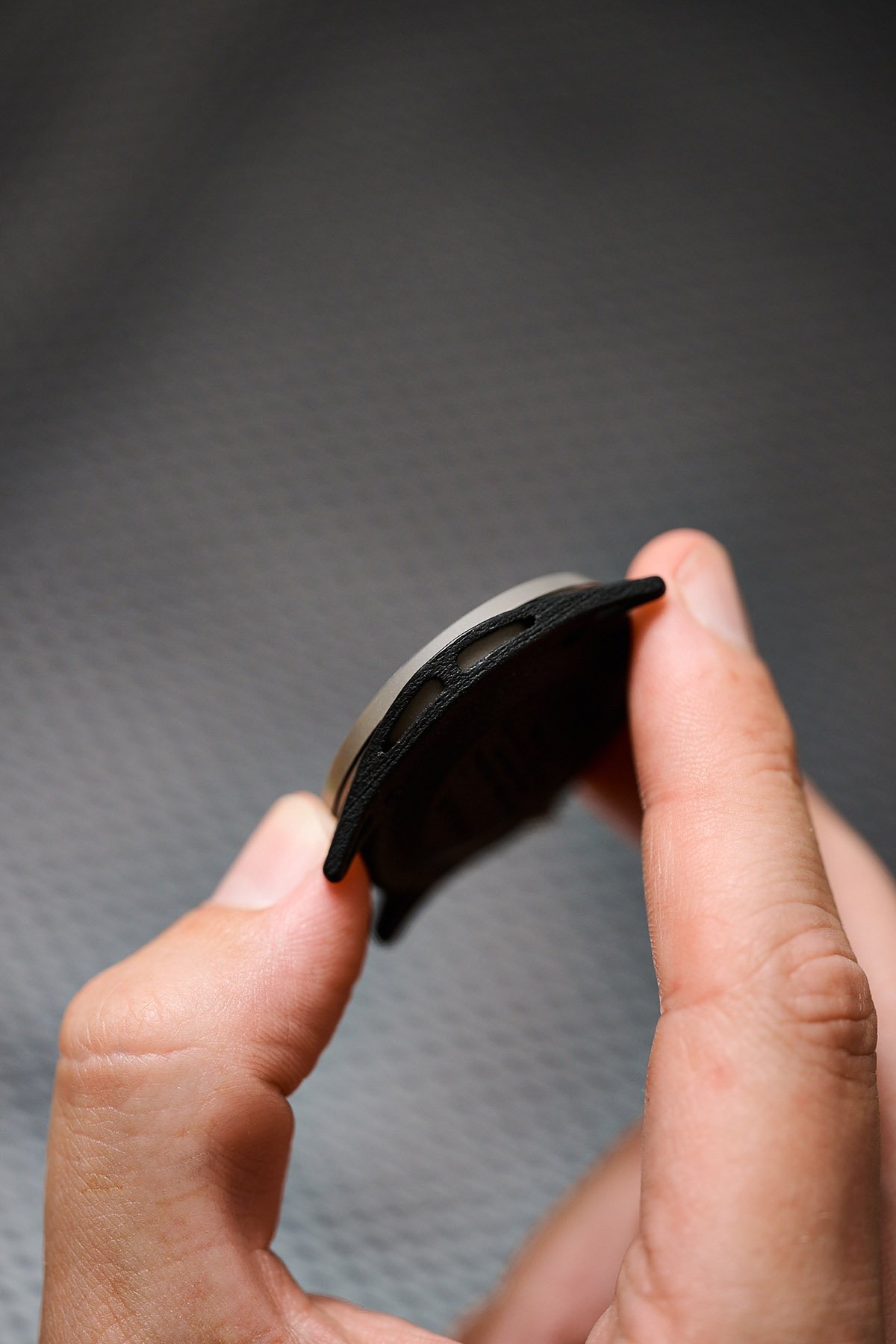 Apiar Carbon1.0 OG case in fingers