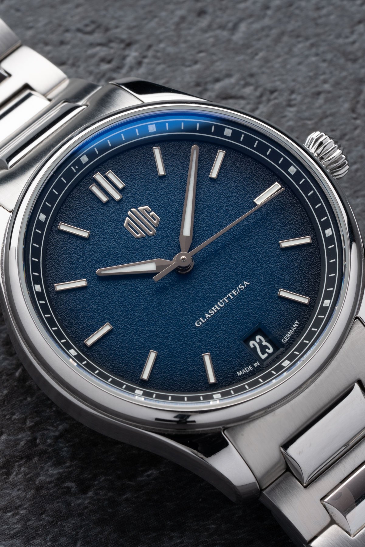 blue-dial DUG Purist Typ 1 up close