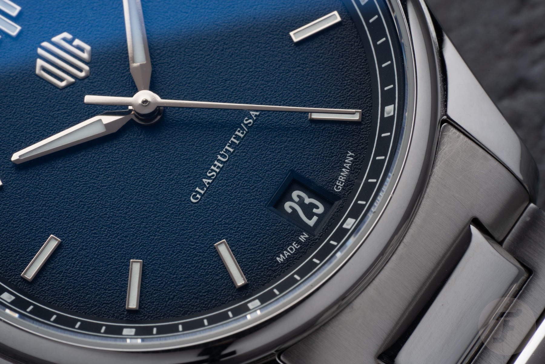 DUG Purist Typ 1 blue dial up close