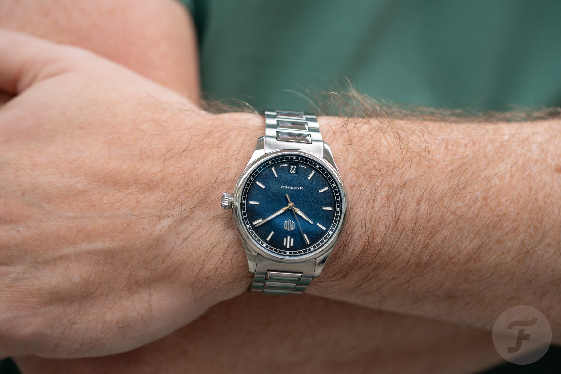blue-dial DUG Purist Typ 1 on wrist, arms crossed
