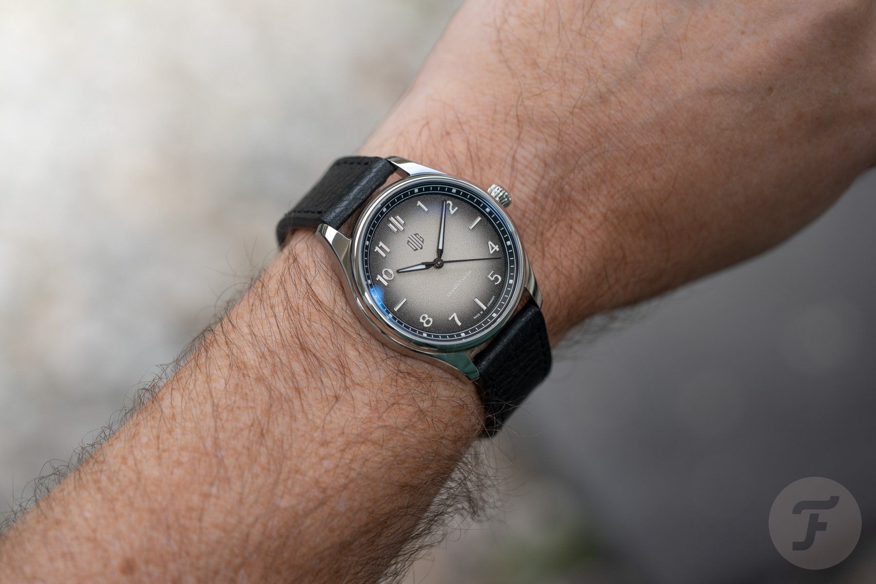 gray-dial DUG Purist Typ 2 wrist shot