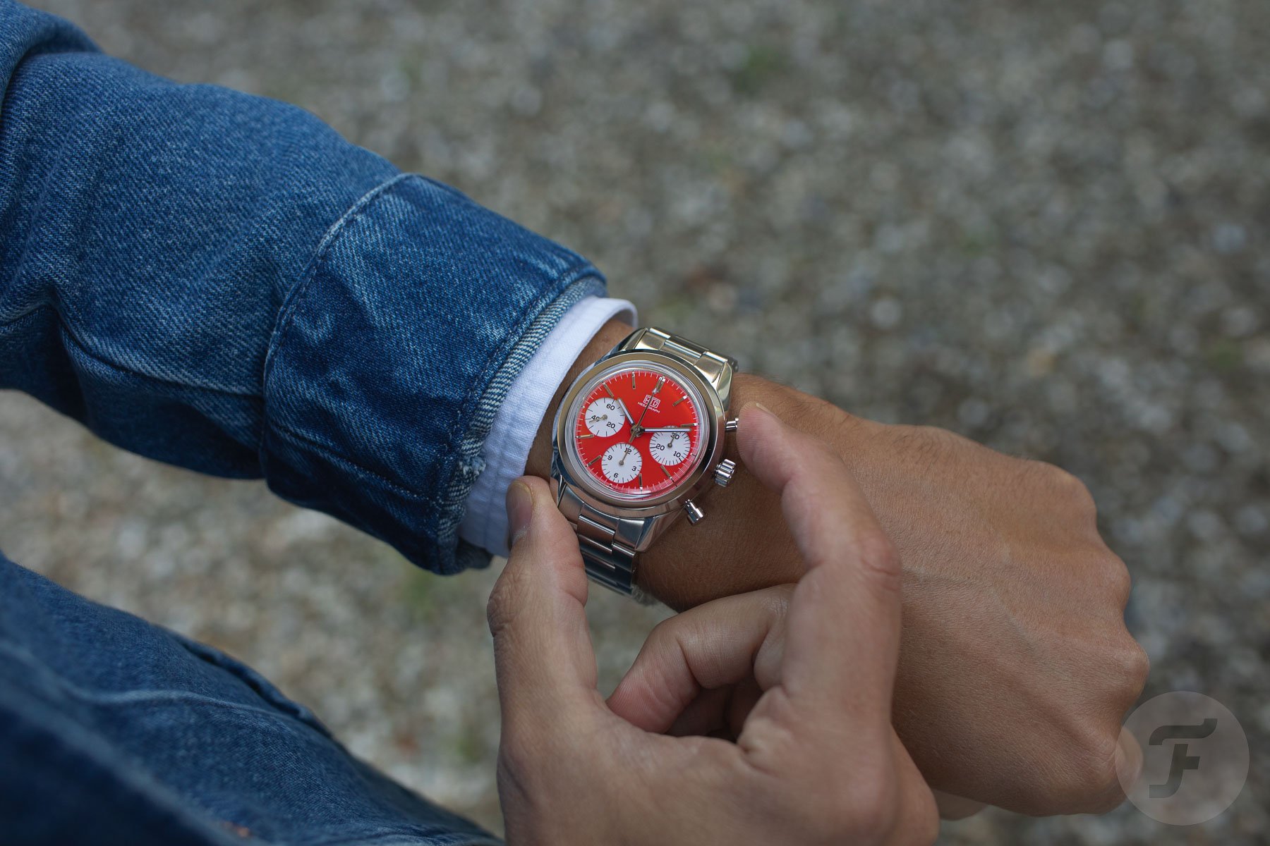HTD Hesagraph RitmoCorsa on wrist, finger on top pusher