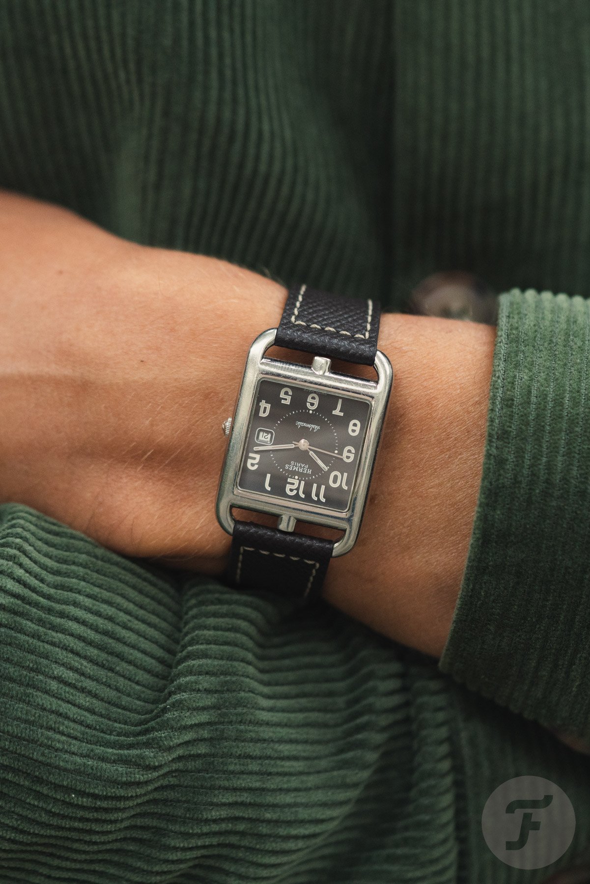 Hermès Cape Cod ref. CC1.710 on wrist, arms crossed