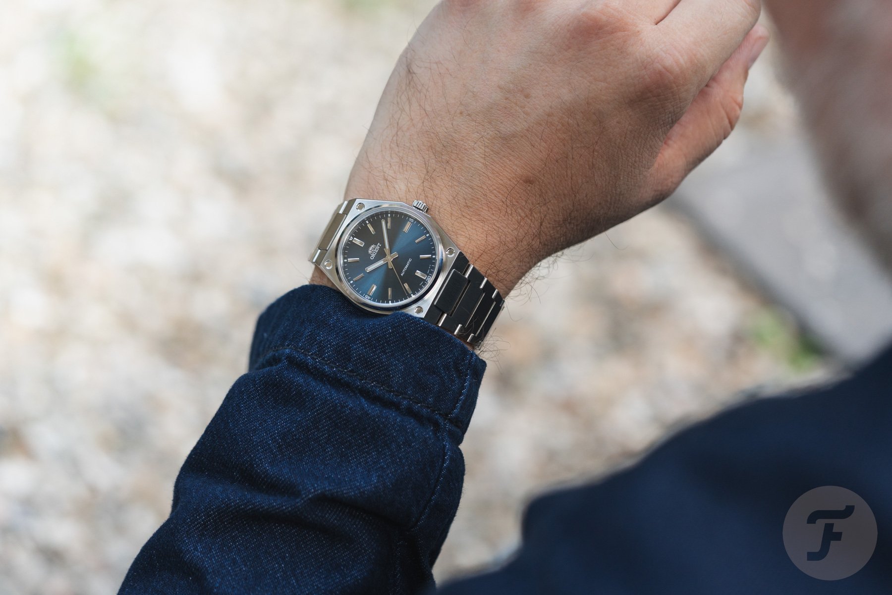 Orient Flusso RA-BB0203L on wrist, over-shoulder shot