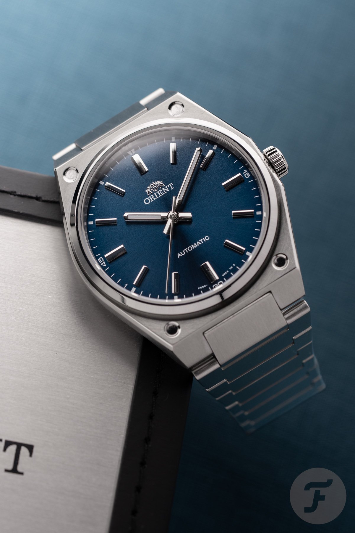 Orient Flusso RA-BB0203L hanging off corner of Orient box