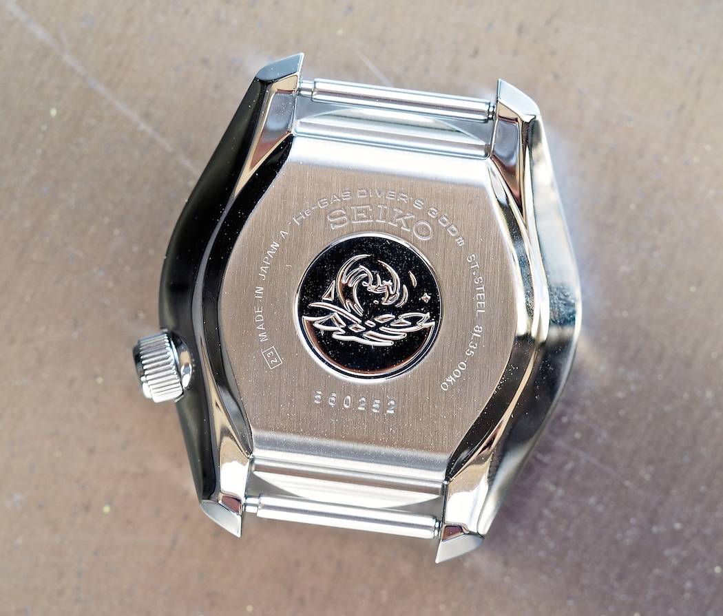 The trademark tsunami motif finds its way on the monobloc case of the Seiko MM300
