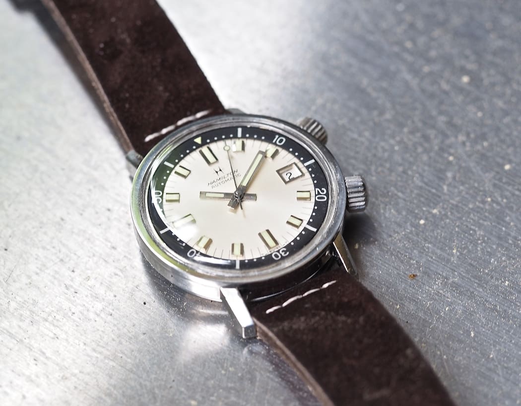 The Hamilton 600 features great details on the dial such as applied indices and a date window surround