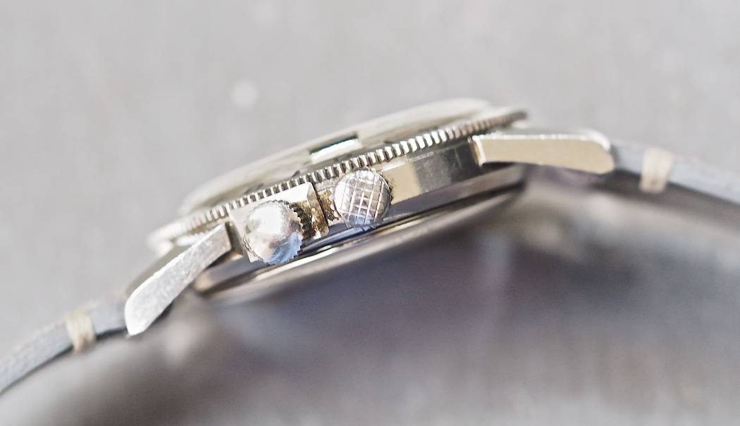 The famous crosshatched crown of an EPSA case - as found on the Glycine Airman