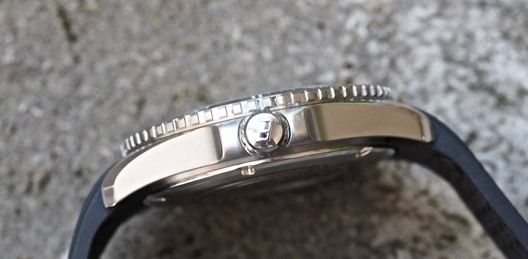The simple screw-down "E" crown on the Scafograf 300