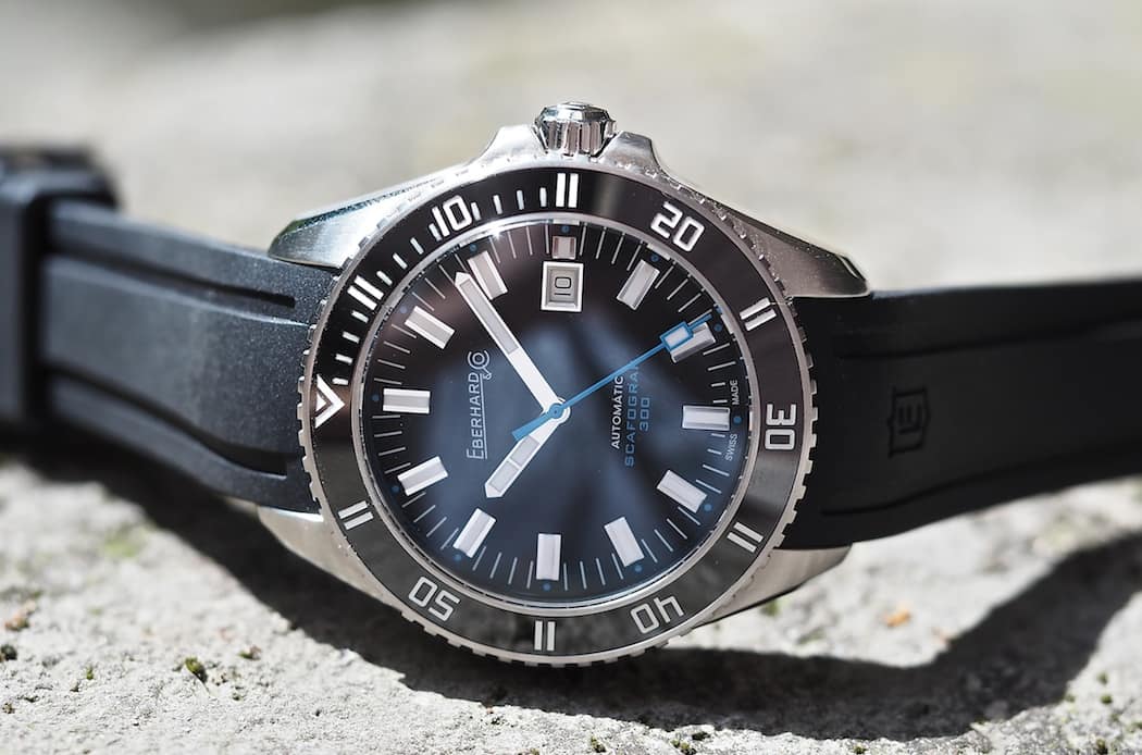 An anti-reflective coating is present on the sapphire crustal of the Scafograf 300