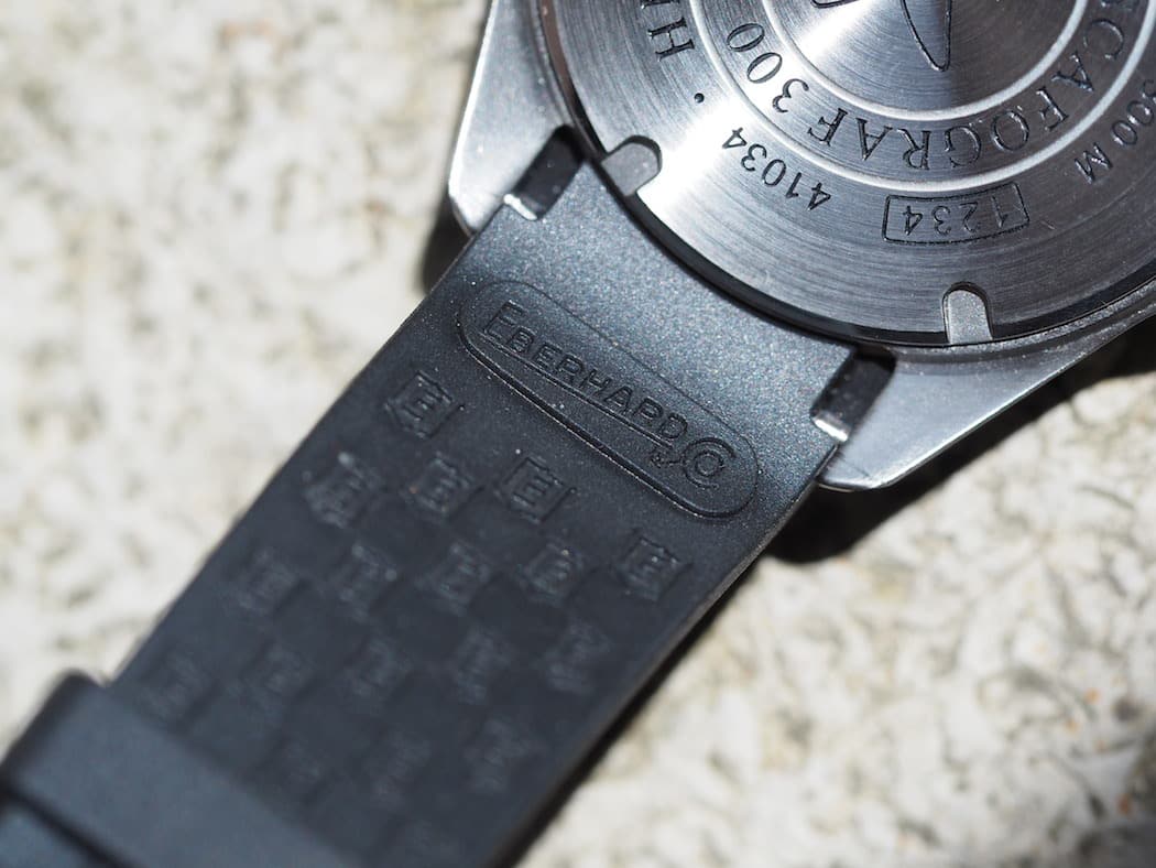 The backside fo the rubber strap on the Scafograf 300 is nicely embossed