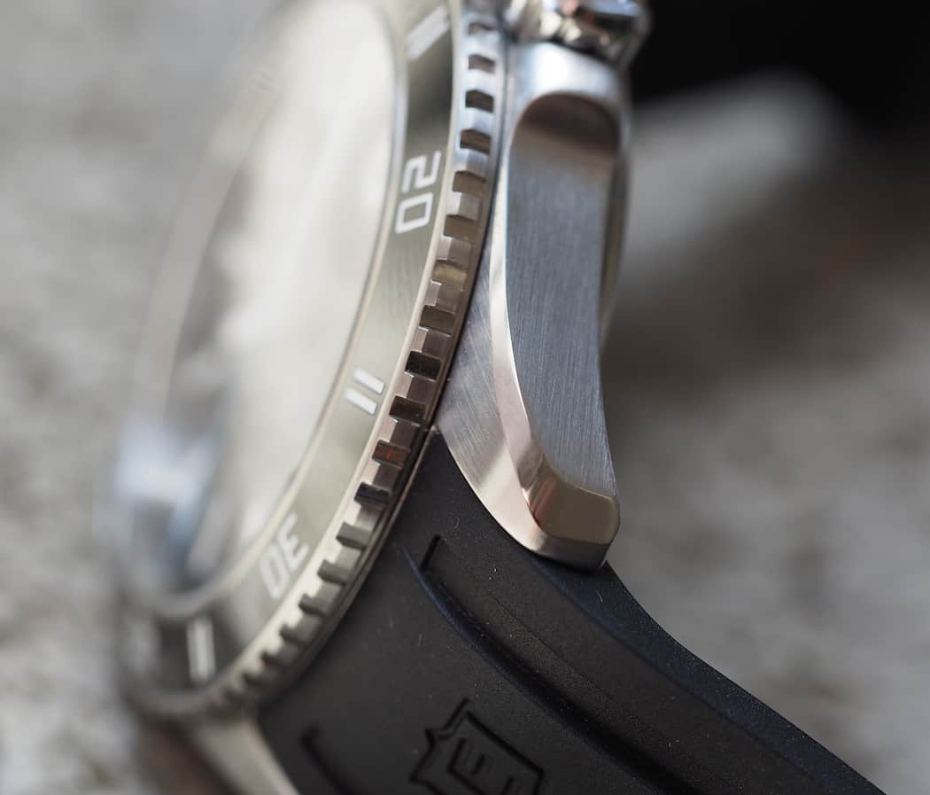 Simple but nice finishing exists on the case of the Scafograf 300