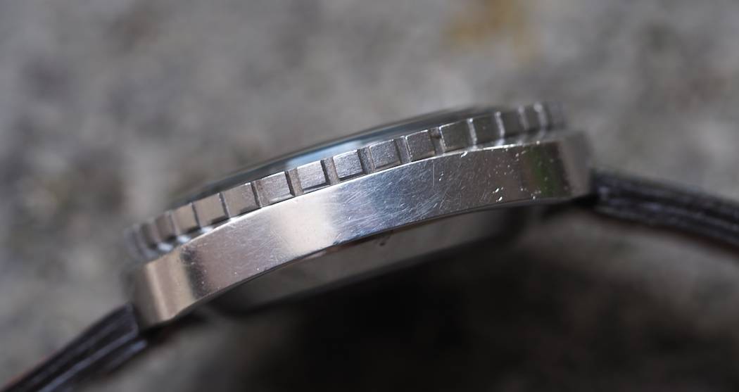 Note the thick knurling of the bezel on the Roamer Stingray Chrono Diver