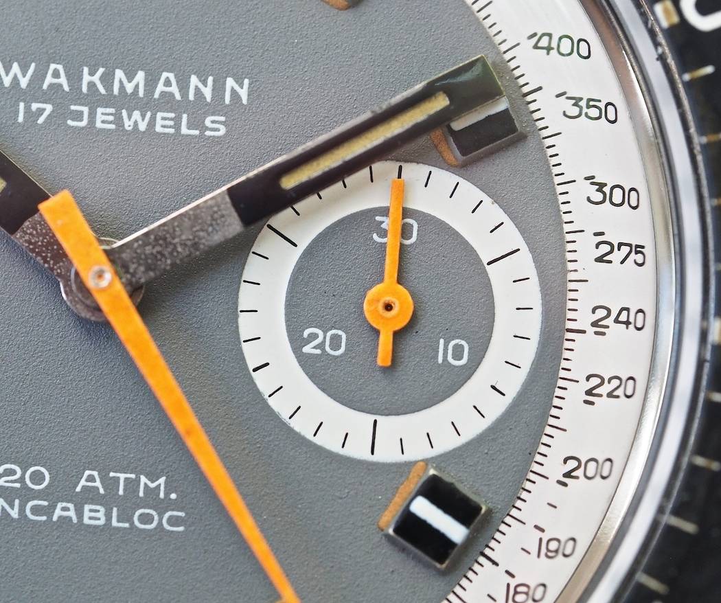 In this macro if the Wakmann Big Boy dial, you can clearly see how the grey is painted onto the dial