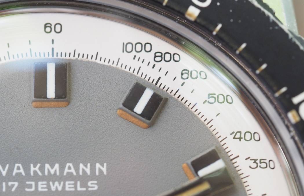On the Wakmann Big Boy, simple, tri-striped applied indices are bordered on one side with now-orange tritium