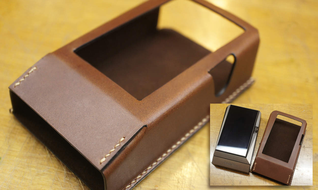 - Hand made leather case by Aesopica -