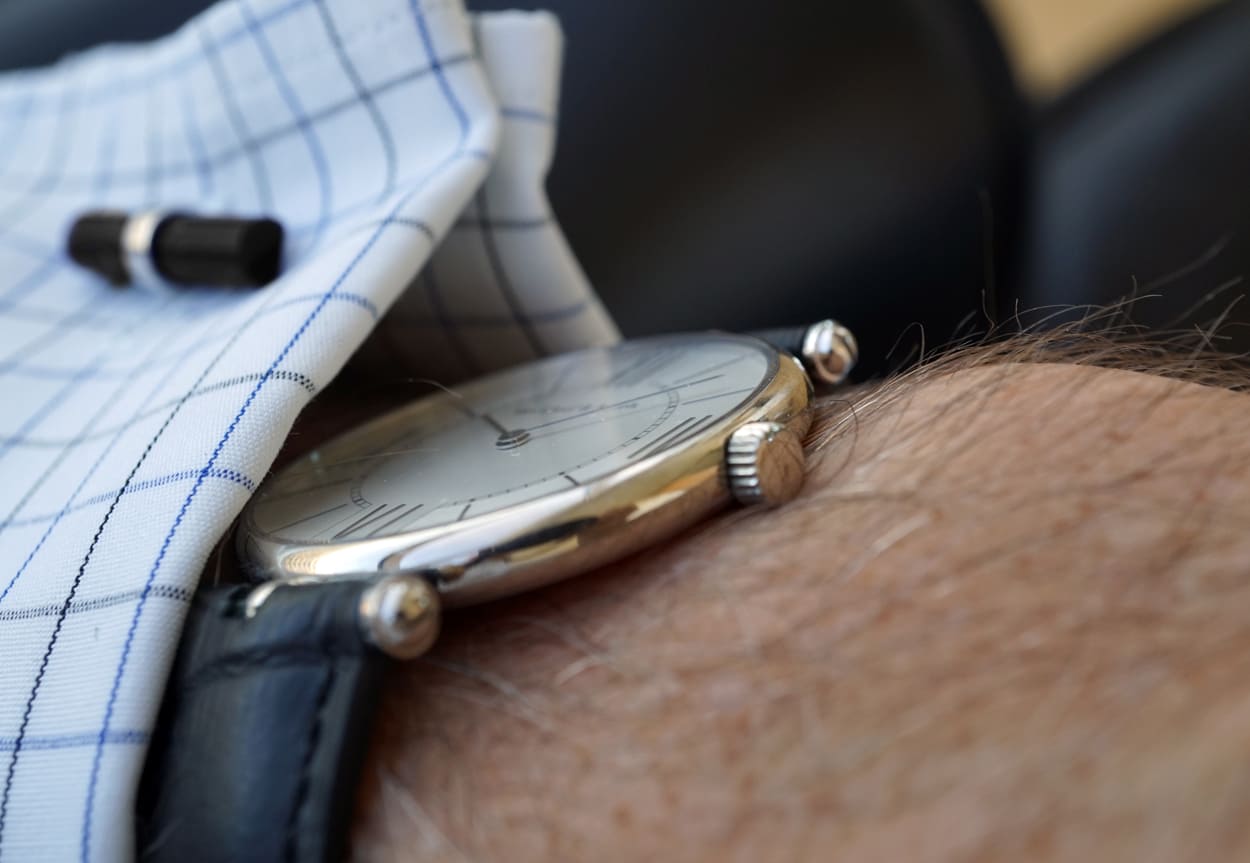 The slim case of the Pierre Arpels watch