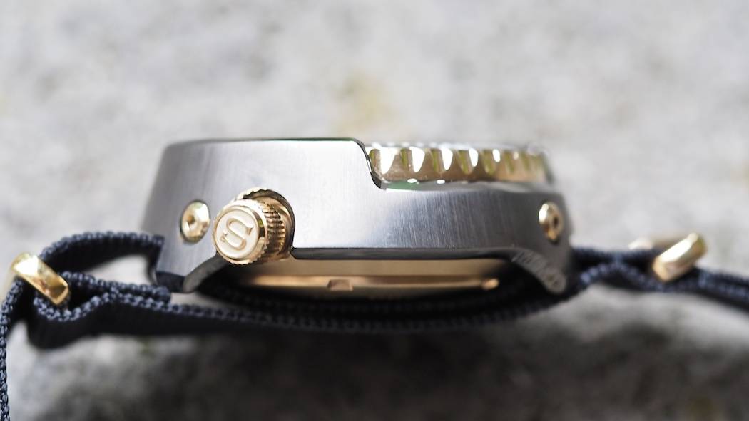 A view of the gorgeous grey DLC shroud with its vertical striations